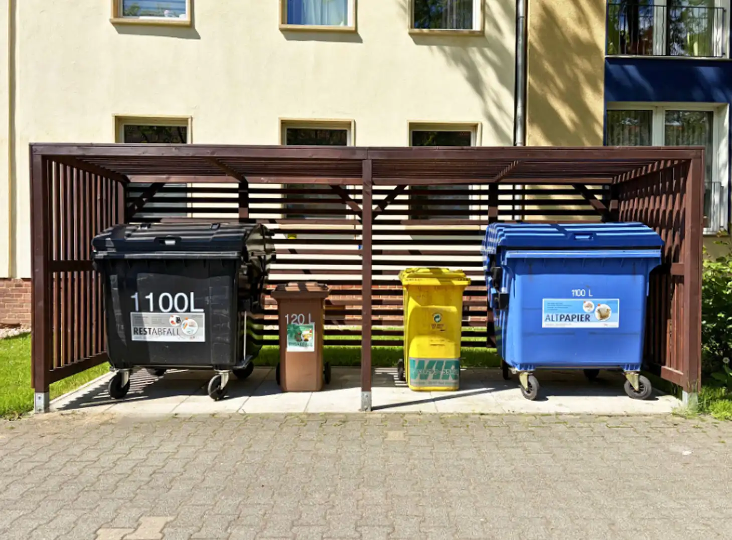 R&R Dienstleistungen GbR - Hausmeisterservice in Magdeburg - Leistungen, Mülltonnen­bereitstellung in Magdeburg, reibungslosen Ablauf der Abfallentsorgung