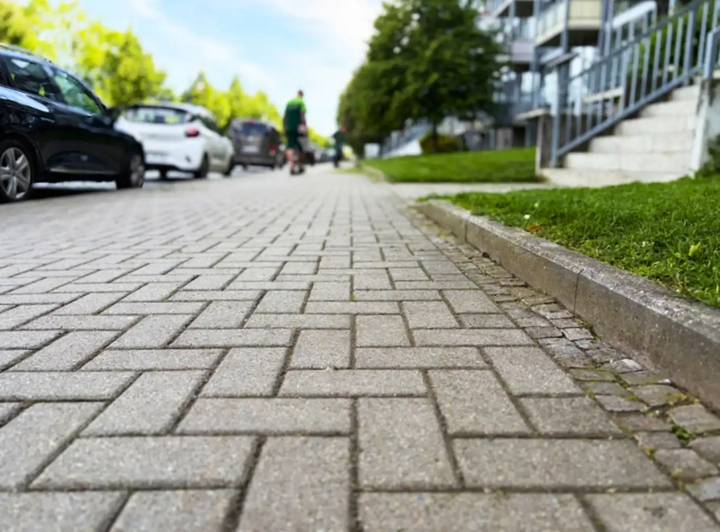 R&R Dienstleistungen GbR - Hausmeisterservice in Magdeburg - Leistungen, Pflege der Außenanlagen in Magdeburg, Kehren und Sauberhalten von Gehwegen, Höfen und Zufahrten, Sichtreinigung der Außenflächen zur Beseitigung von Verschmutzungen, Entfernung von losem Müll und Unrat auf den Außenflächen, Herunterschneiden von Unkraut auf befestigten Flächen, Kontrolle des allgemeinen Zustands der Außenbereiche