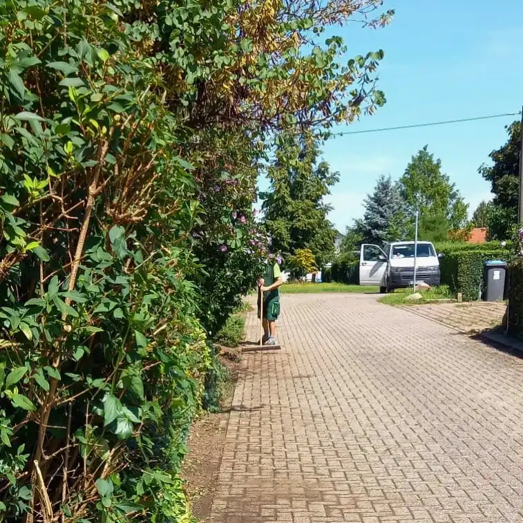 R&R Dienstleistungen GbR - Leistungen - Kehren und Sauberhalten von Gehwegen, Höfen und Zufahrten