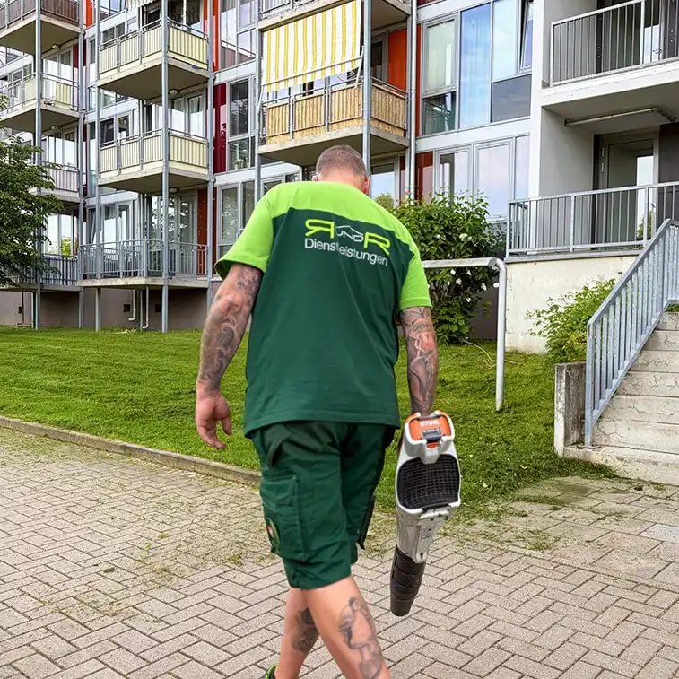 R&R Dienstleistungen GbR - Leistungen - Grünflächenpflege in Magdeburg, fachgerechte Entsorgung von Grünschnitt