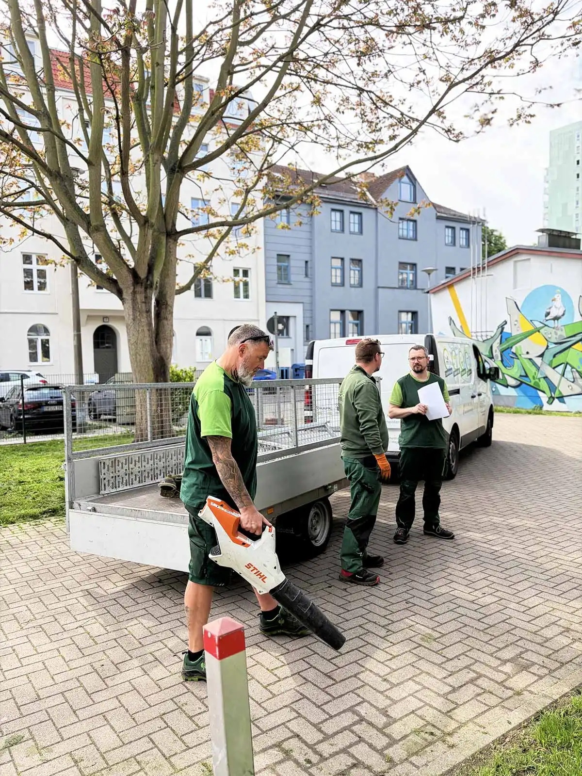 R&R Dienstleistungen GbR - Leistungen - Hausmeisterservice in Magdeburg - Das Team, Schnelle Reaktionszeiten durch lokale Teams, Grünflächenpflege, Laubbeseitigung auf Grünflächen