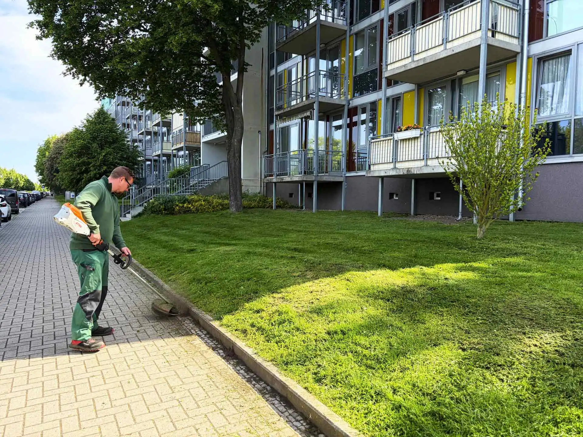R&R Dienstleistungen GbR - Leistungen - Rasenmahd und Pflege von Rasenflächen, Unkraut- und Wildwuchsentfernung auf Grünflächen