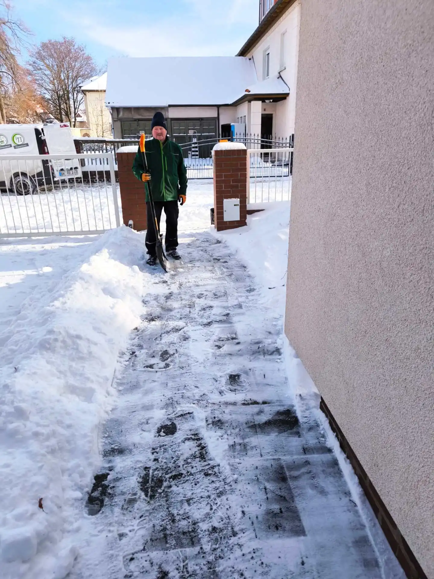 R&R Dienstleistungen GbR - Hausmeisterservice in Magdeburg - Leistungen - Winterdienst in Magdeburg, Winterdienst für Gehwege, Zuwege, Zufahrten und Hauseingänge, Räum- und Streudienst