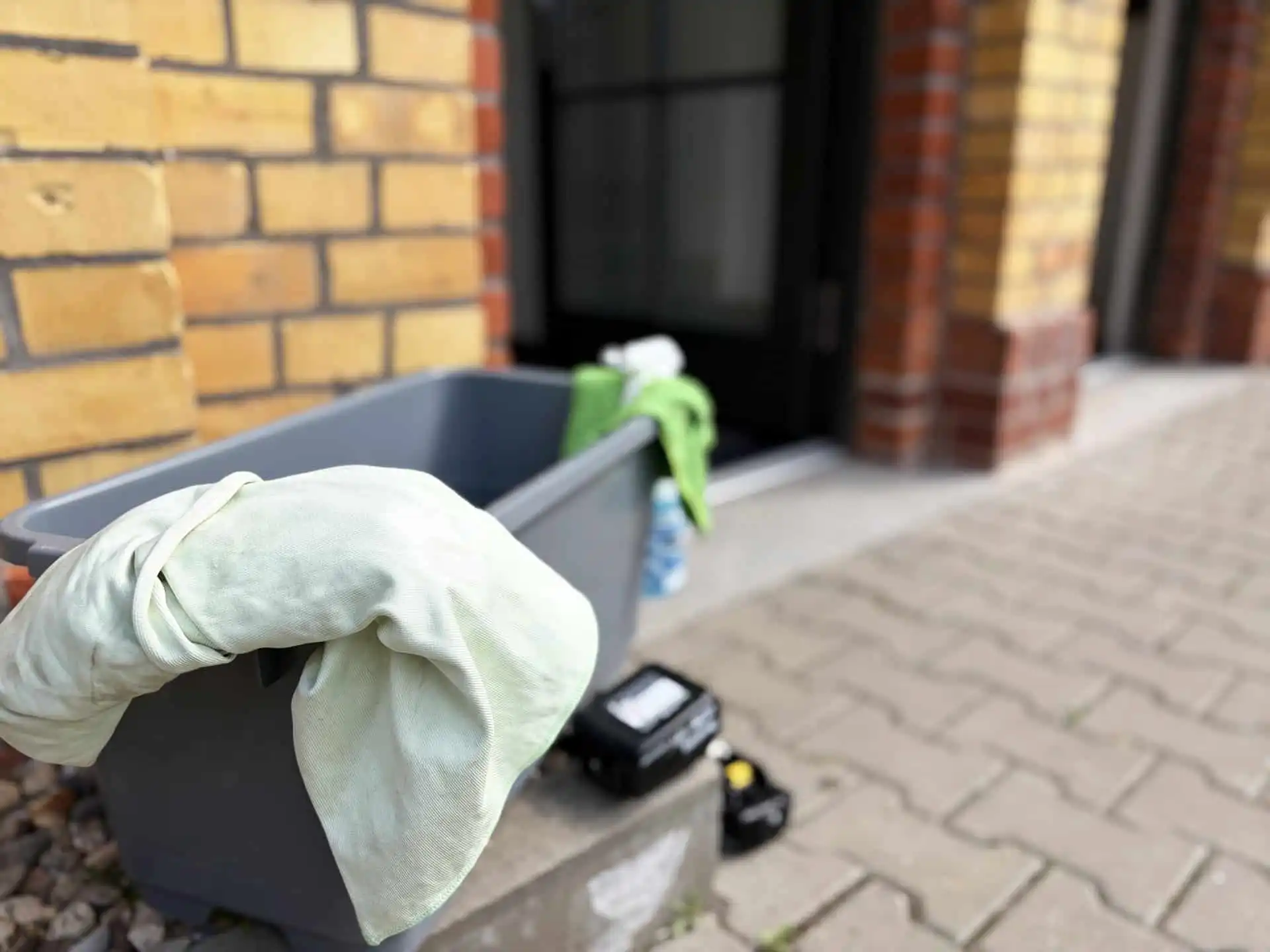 R&R Dienstleistungen GbR - Hausmeisterservice in Magdeburg - Treppenhaus­reinigung in Magdeburg, Reinigung von Fußböden unterschiedlichster Beschaffenheit, Reinigung von Handläufern, Griffen, Schaltern, Briefkästen, Klingelanlagen, etc.
