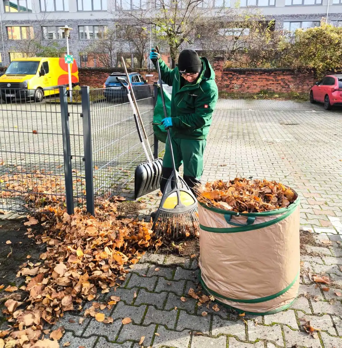 R&R Dienstleistungen GbR - Hausmeisterservice in Magdeburg - Leistungen, Grünflächenpflege in Magdeburg, Rasenmahd und Pflege von Rasenflächen, Hecken- und Strauchschnitt, Unkraut- und Wildwuchsentfernung auf Grünflächen, Laubbeseitigung auf Grünflächen, fachgerechte Entsorgung von Grünschnitt