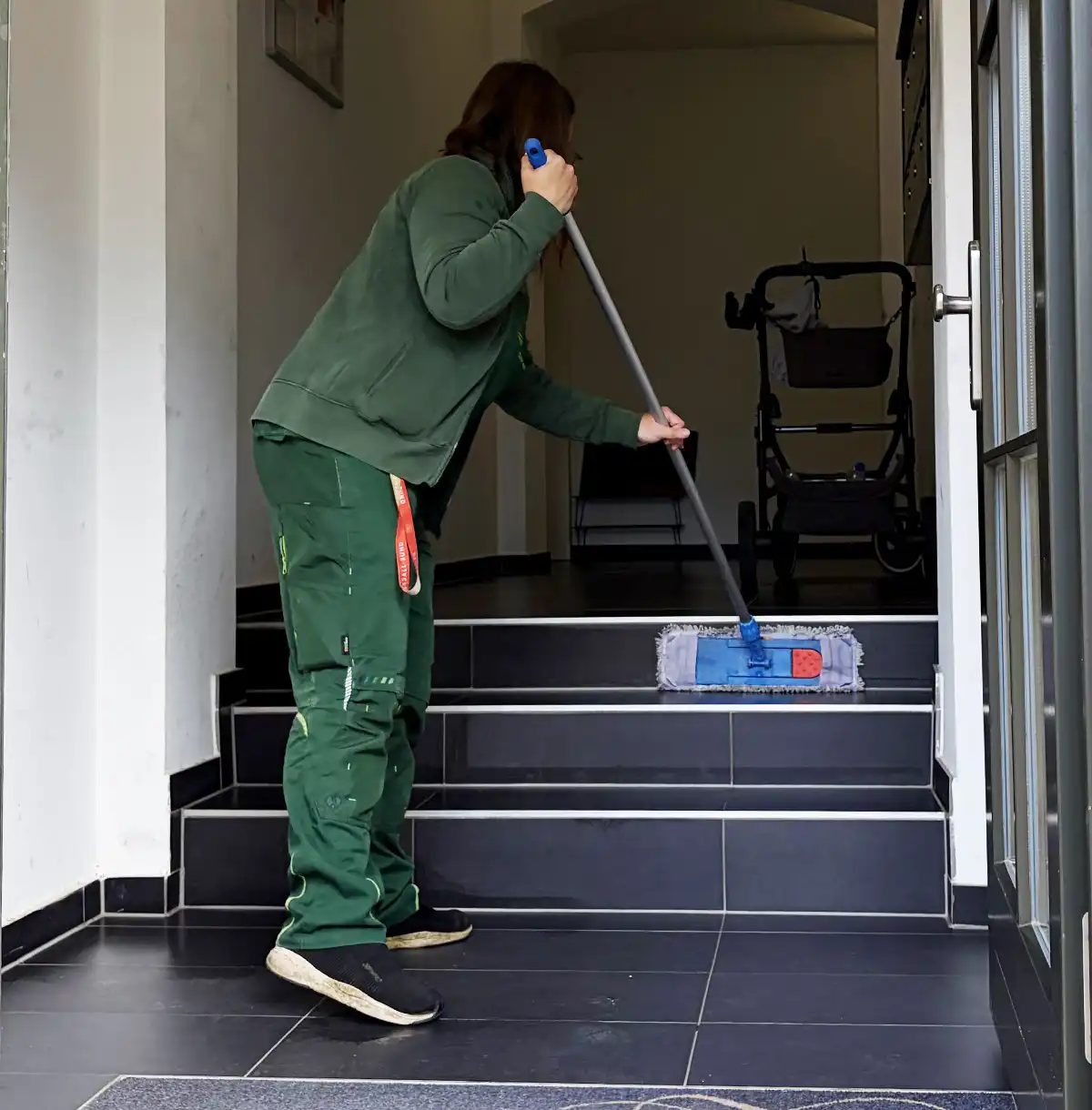 R&R Dienstleistungen GbR - Hausmeisterservice in Magdeburg - Leistungen, Treppenhaus­reinigung in Magdeburg, Reinigung von Fußböden unterschiedlichster Beschaffenheit, Kellerreinigung, Glasreinigung im Treppenhaus, Fahrstuhlreinigung, Reinigung von Tiefgaragen, Reinigung von Handläufern, Griffen, Schaltern, Briefkästen, Klingelanlagen, etc., Entfernen von Spinnweben
